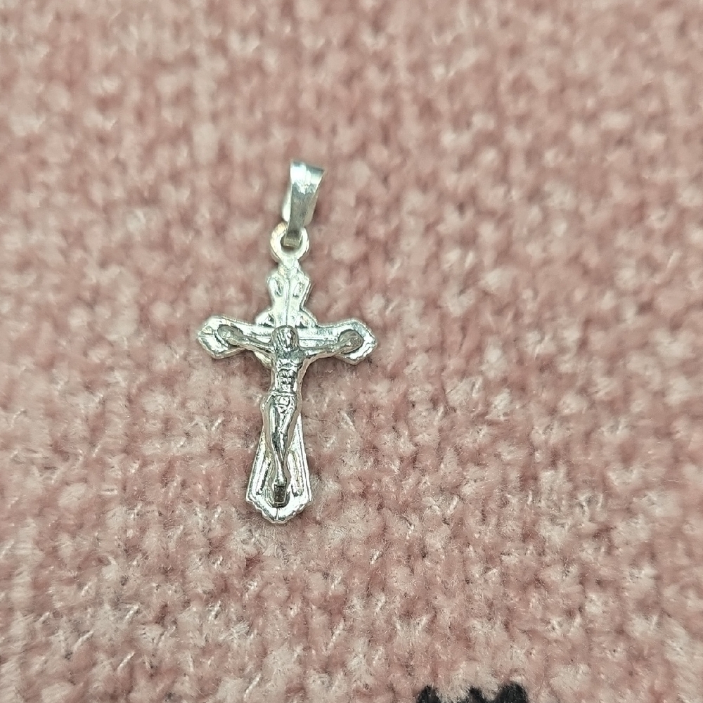 Elegant Silver Cross Pendant